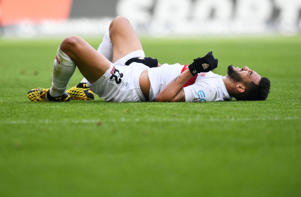 Nicolas Gonzalez vom VfB Stuttgart liegt verletzt auf dem Boden.