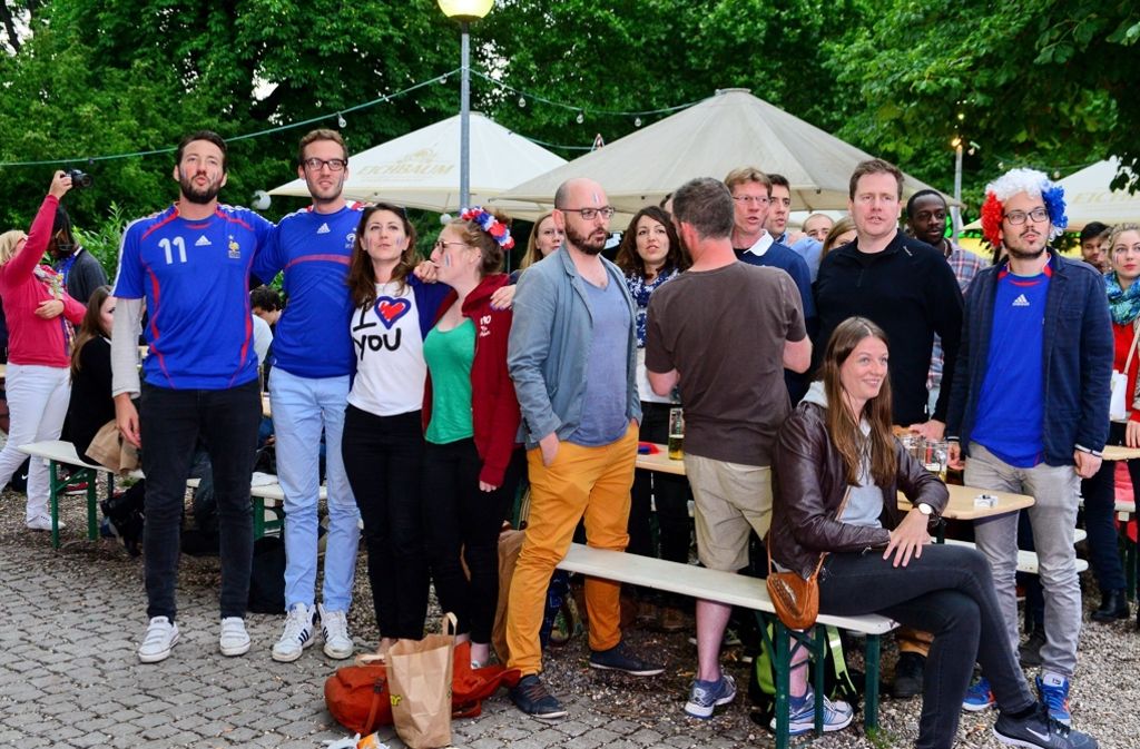 Im Schlossgarten versammelten sich die Fans der Équipe Tricolore zum Public Viewing im Biergarten.