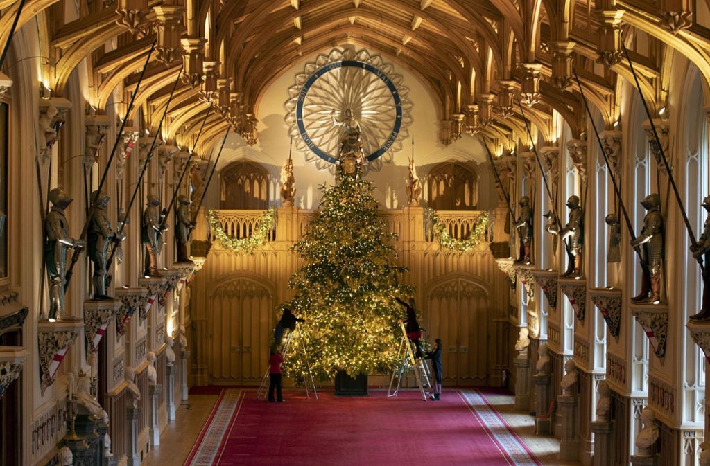 Mitarbeiter des Royal Collection Trust dekorieren eine etwa sechs Meter hohe Nordmanntanne anlässlich der Vorbereitungen auf Weihnachten im Schloss Windsor.
