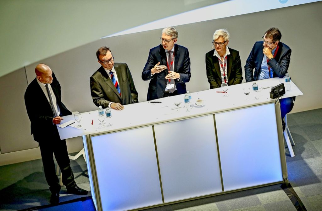 Im Dialog (v.l.): Manfred Fuhg (Siemens), Rainer Kallenbach (Bosch), Moderator Joachim Dorfs (StZ), Barbara Lenz (DLR) und Hilmar v. Lojewski (Städtetag).