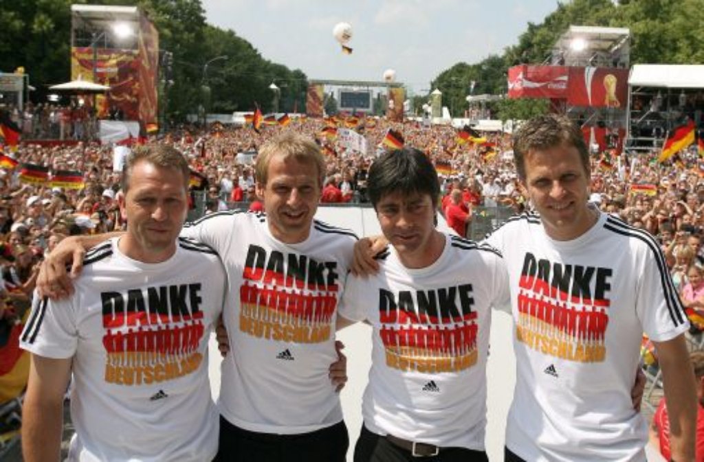 ... der WM 2006 führte Bundestrainer Klinsmann (2.v.l.), der mit Buchwald 1990 Weltmeister wurde, dann gemeinsam mit (von links) Andreas Köpke, Joachim Löw und Oliver Bierhoff die deutsche Nationalmannschaft durchs Sommermärchen zum dritten Platz. Heute coacht er ...