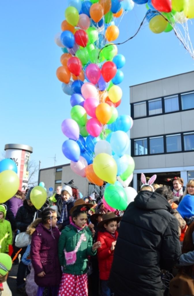 Helfer verteilten bunte Luftballons beim Rosenmontagsumzug für Kinder in Sillenbuch.