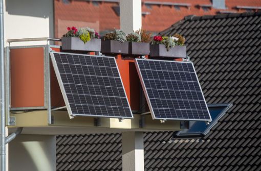 Derzeit darf man maximal 600 Watt über solche Solarmodule am Balkon oder an der Fassade produzieren. Foto: dpa/Stefan Sauer