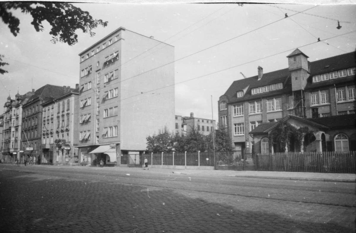 Das moderne Gebäude in der linken Bildhälfte existiert bis heute, daneben ist das Gebäude der Firma Kraiss und Friz zu sehen.