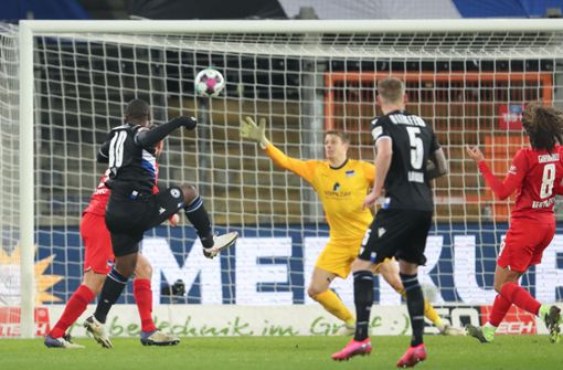 Reinhold Yabo (l) erzielt den Treffer zum 1:0 gegen Torwart Alexander Schwolow . Foto: dpa/Friso Gentsch