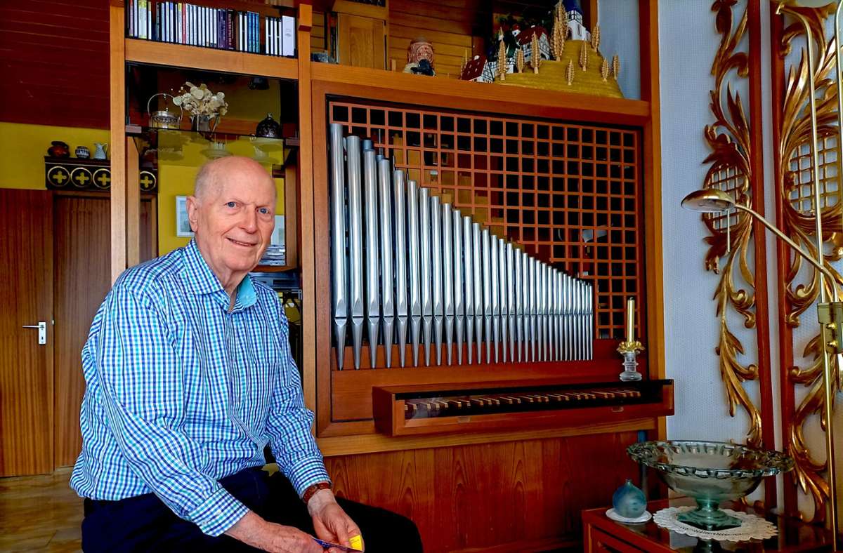 Natürlich hat ein Orgelbauer auch eine eigene Orgel zuhause – allerdings nicht für Vorspiele, sondern  „nur für den Hausgebrauch“, wie Peter Plum sagt. Foto: Cornelia Ohst