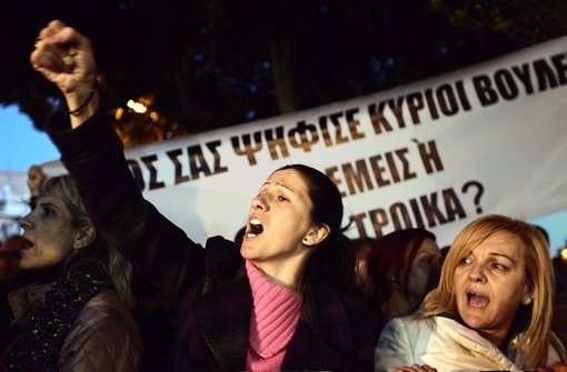 Am Samstag protestierten Zyprer bis spät in die Nacht gegen Spardiktate. Foto: EPA