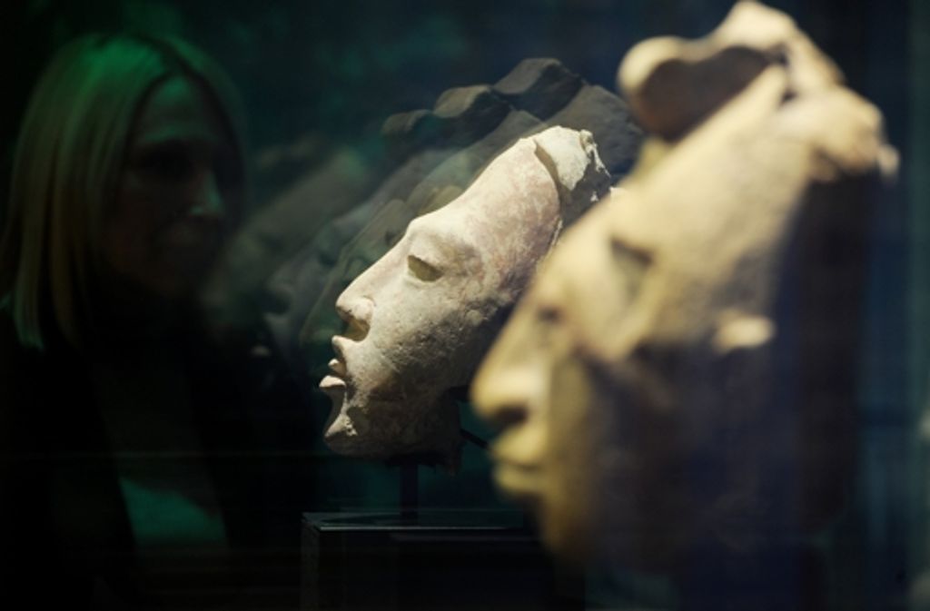 Im Linden-Museum in Stuttgart ist vom 21. Dezember 2012 bis 2. Juni 2013 die Ausstellung „Maya-Code“ zu sehen. Auf dem Foto: Köpfe, die vermutlich Teil eines Stuckreliefs in Mexiko waren.