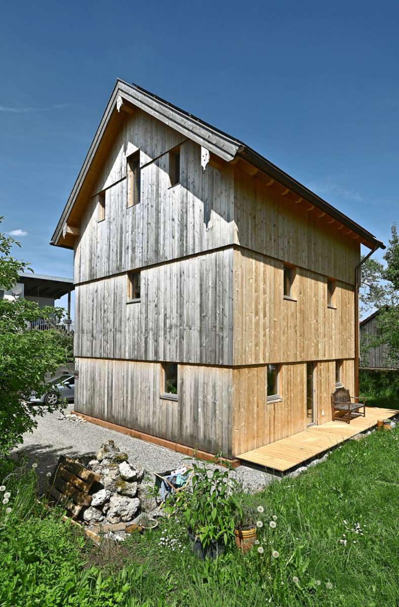 Dieses Haus in kompakter Holzbauweise steht in Schondorf in Bayern und ist beispielhaft für eine gelungene Nachverdichtung im ländlichen Raum.