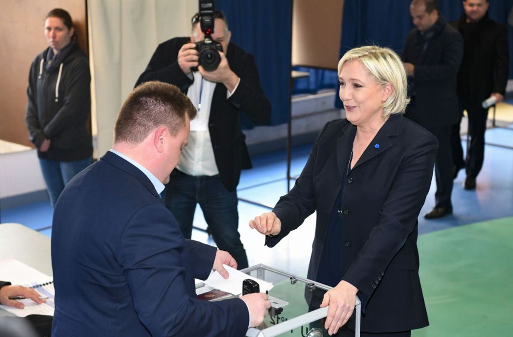 Die Kandidatin Marine Le Pen gibt ihre Stimme ab.
