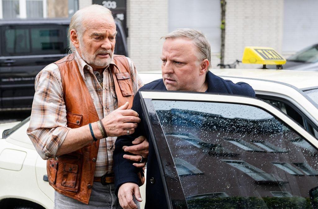 Kommissar Frank Thiel unterwegs zum Tatort: Sein Vater Herbert (Claus D. Clausnitzer, links) muss ihm aus dem Taxi helfen, denn der Ermittler leidet unter Rückenschmerzen.