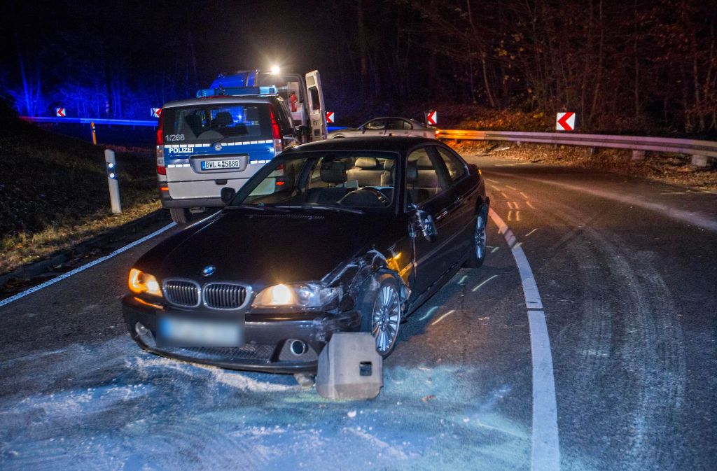 Zwei BMW begegnen sich in einer Kurve – so kam es am Sonntagabend unterm Waldfriedhof zur Kollision