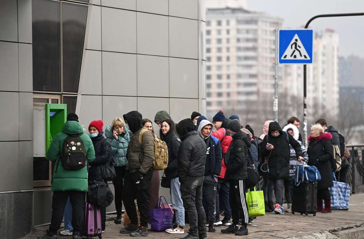 Vor Geldautomaten in Kiew bilden sich lange Schlangen: Viele Menschen wollen höhere Summen abheben.