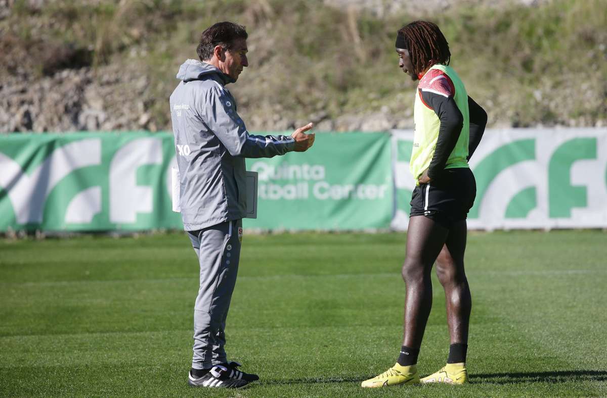 Nach dem Training redete Chefcoach Bruno Labbadia noch mit Mittelfeldspieler Tanguy Coulibaly.