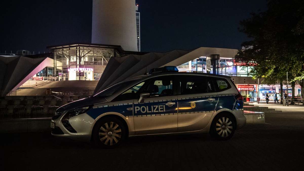  Bei einem Streit auf dem Berliner Alexanderplatz ist ein Mann getötet worden. Laut Medienberichten soll es sich um eine Messerstecherei gehandelt haben, bei der auch Schüsse gefallen sein könnten. 