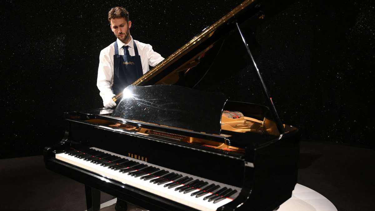Auktion bei Sotheby’s in London: Klavier von Freddie Mercury für zwei Millionen Euro versteigert