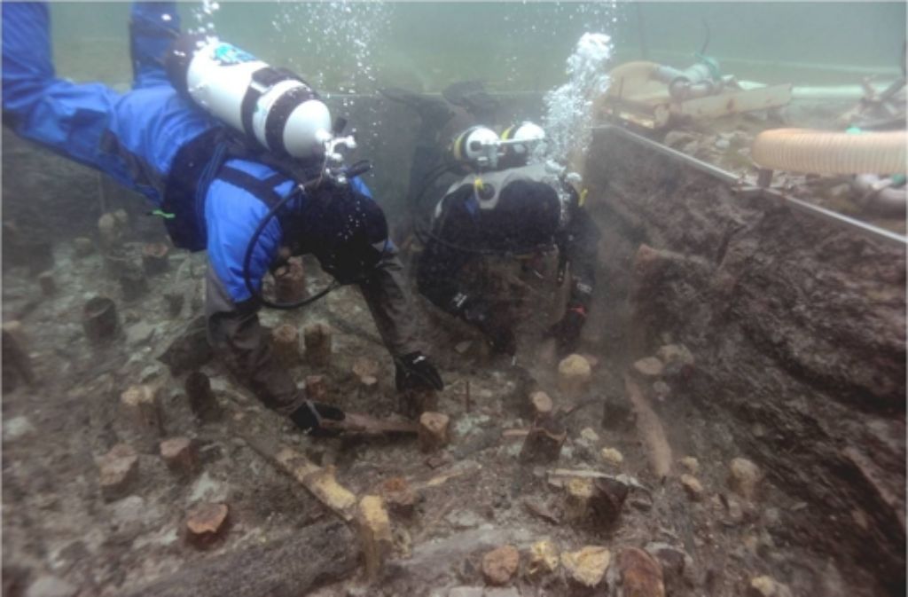 Taucher untersuchen steinzeitliche Siedlungsreste.