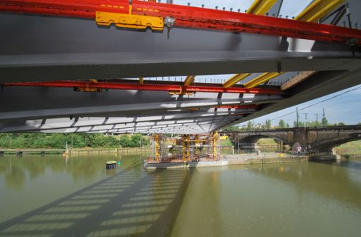 Ohne die Schifffahrt zu behindern, wurde die Brücke Stück für Stück über den Neckar geschoben. Foto: Steegmüller