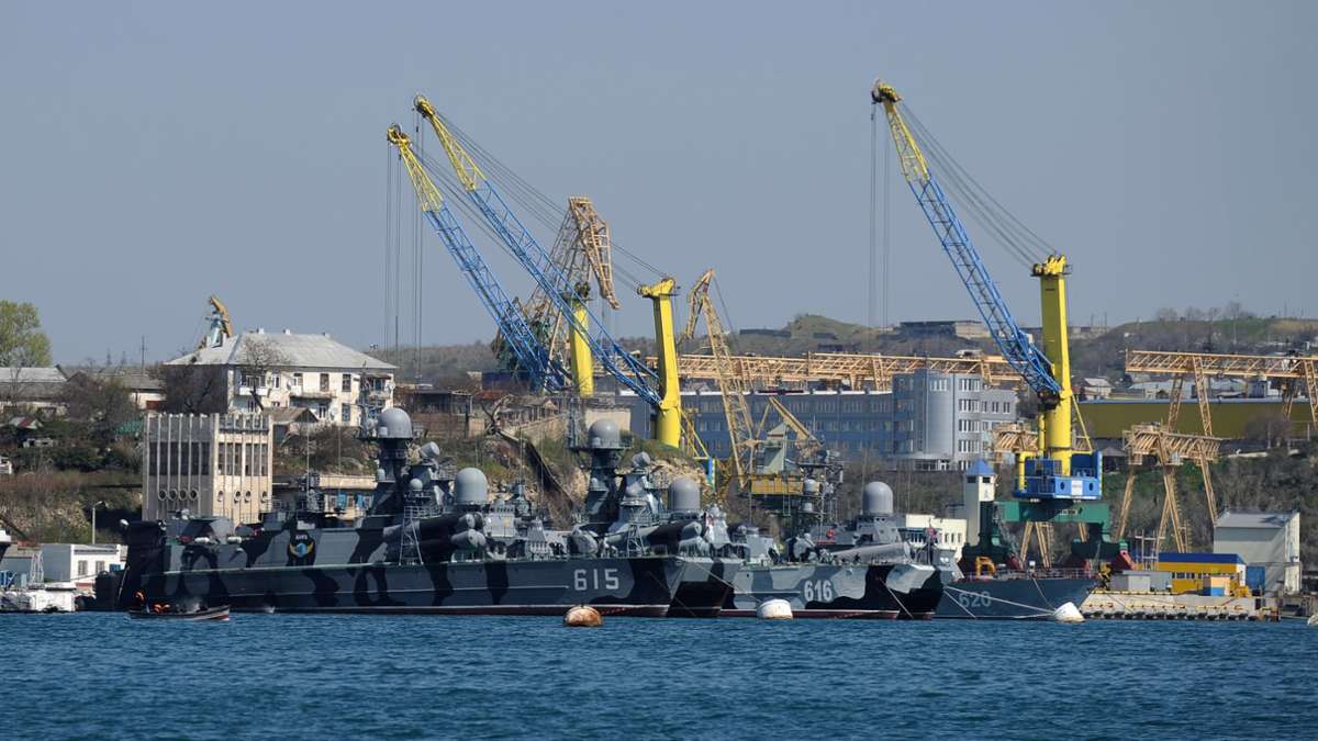 Ukraine-Krieg: Kiew: Russisches Kriegsschiff bei Drohnenattacke versenkt