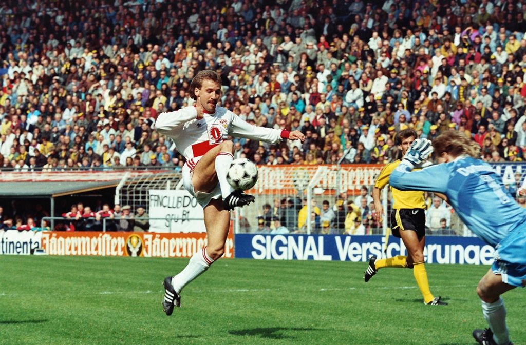 Fritz Walter wurde als Torjäger des VfB Stuttgart 1992 deutscher Meister. Von 1987 bis 1994 war er für die Weiß-Roten am Ball. Danach wechselte er für drei Jahre zu Arminia Bielefeld.