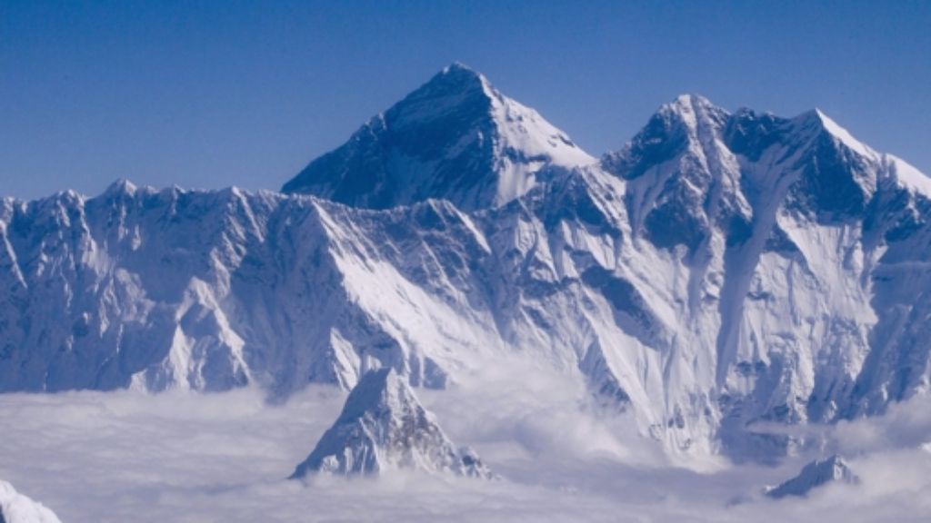  Nach dem schweren Erdbeben in Nepal spielen sich überall im Land Dramen ab. Eines davon geschieht am Mount Everst: Eine Lawine fegt durch das Basislager. Zahlreiche Bergsteiger sterben. 