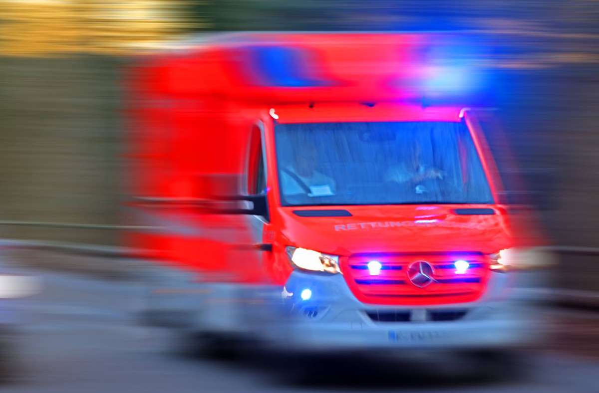 Rettungskräfte brachten einen verletzen Radler in eine Klinik (Symbolbild). Foto: IMAGO/Gottfried Czepluch/IMAGO/Gottfried Czepluch