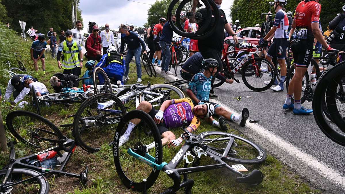 Tour de France: Fan löst Massensturz mit Pappschild aus