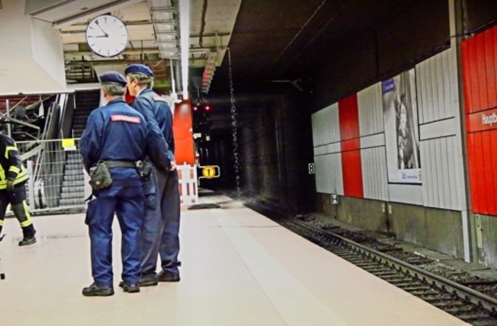 Beim abgesperrten Aufgang tropft Wasser auf den S-Bahnsteig. Weitere Bilder vom Wassereinbruch im Stuttgarter Hauptbahnhof sehen Sie in unserer Fotostrecke. Foto: 7aktuell.de/Reichert