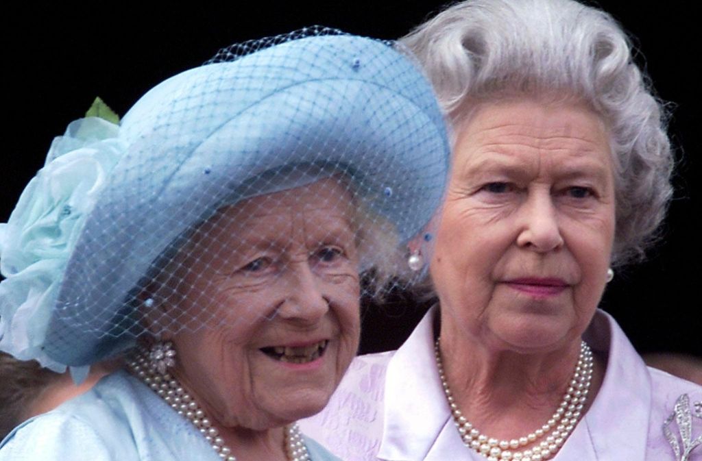 30. März 2002: Elizabeths Mutter („Queen Mum“) stirbt.