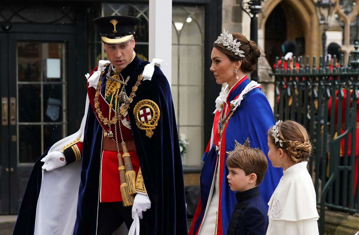 Unter dem blauen Umhang sah man es kaum – aber auch Prinzessin Kates Kleid war weiß. Es kommt aus dem Hause Alexander McQueen.