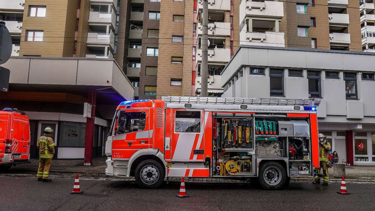  Laut Polizei hat es am Montag in Esslingen einen Einsatz der Feuerwehr gegeben, weil während Schweißarbeiten an der Außenfassade Rauch aus einer Dehnungsfuge zwischen zwei Gebäuden ausgetreten ist. 