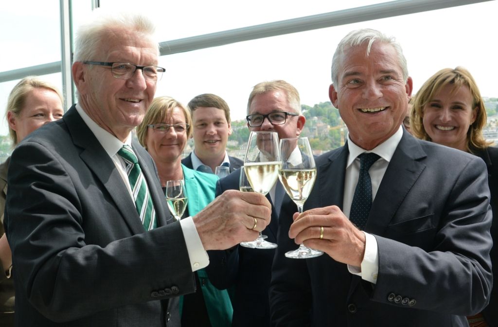 Es ist vollbracht: Grüne und CDU stoßen auf den unterschriebenen Koalitionsvertrag an. Damit steht die erste grün-schwarze Koalition.
