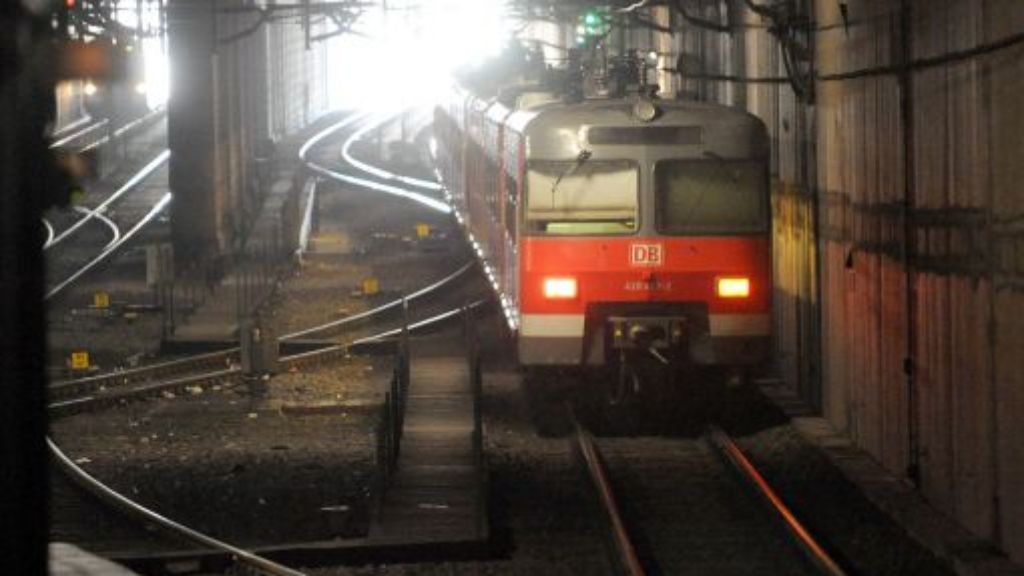 Blaulicht aus Stuttgart: 15. Dezember: Betrunkener fällt auf S-Bahn-Gleise