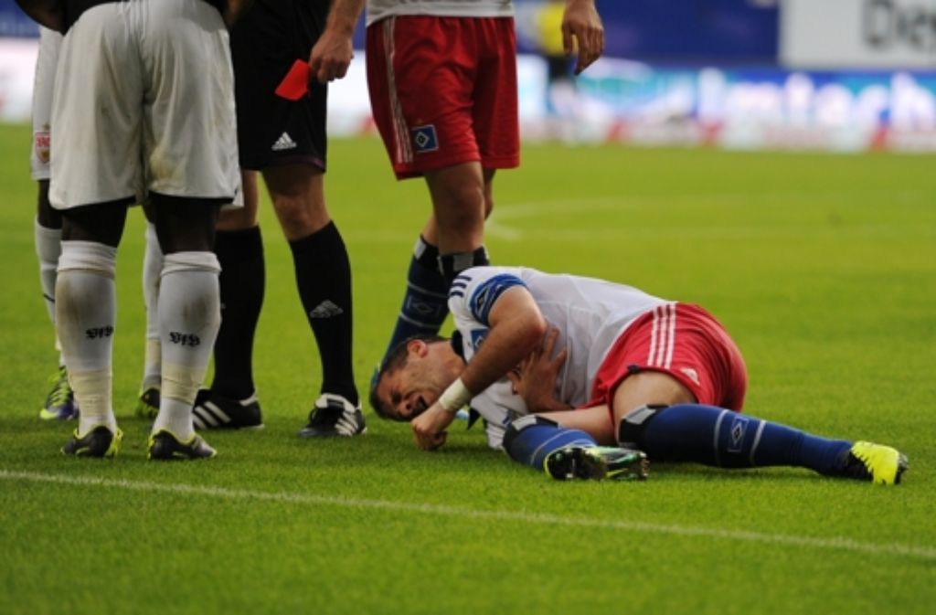 Rafael van der Vaart liegt nach Rüdigers Tätlichkeit auf dem Boden, Schiedsrichter Tobias Welz hält die rote Karte schon in der Hand.