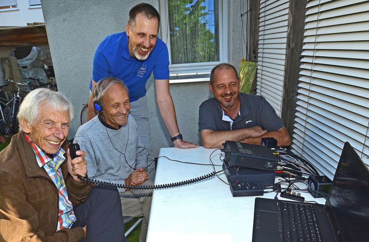 Bei schönem Wetter bauen Rolf Schick, Jochen Hassler, Jochen Schäuble und Stefan Baier (von links) auch mal eine Amateurfunkstelle mit Sende- und Empfangsgeräten im Garten auf. Foto:  
