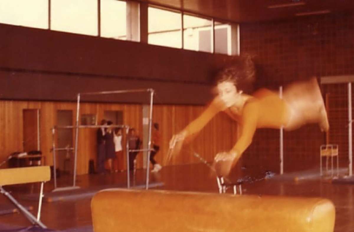 Schwester Teresa machte in jungen Jahren Leistungsturnen. Hier ist sie beim Pferdsprung zusehen. Am Schwebebalken wurde sie Hessische Meisterin.