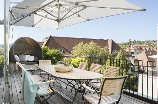 Die Terrasse mit Blick über die Dächer von Stuttgart ist eines der Highlights der Wohnung.