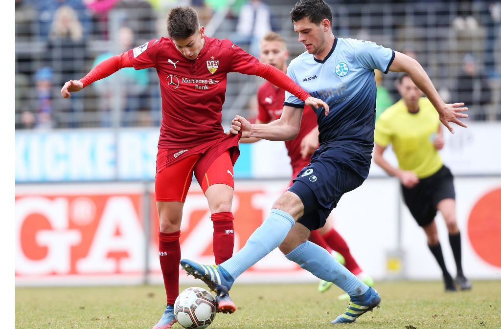 VfB-Senkrechtstarter Nicolas Sessa (li.) will mit dem VfB II im Fußball-Regionalliga-Derby gegen Luca Pfeiffer und die Stuttgarter Kickers den starken Lauf der Roten fortsetzen.