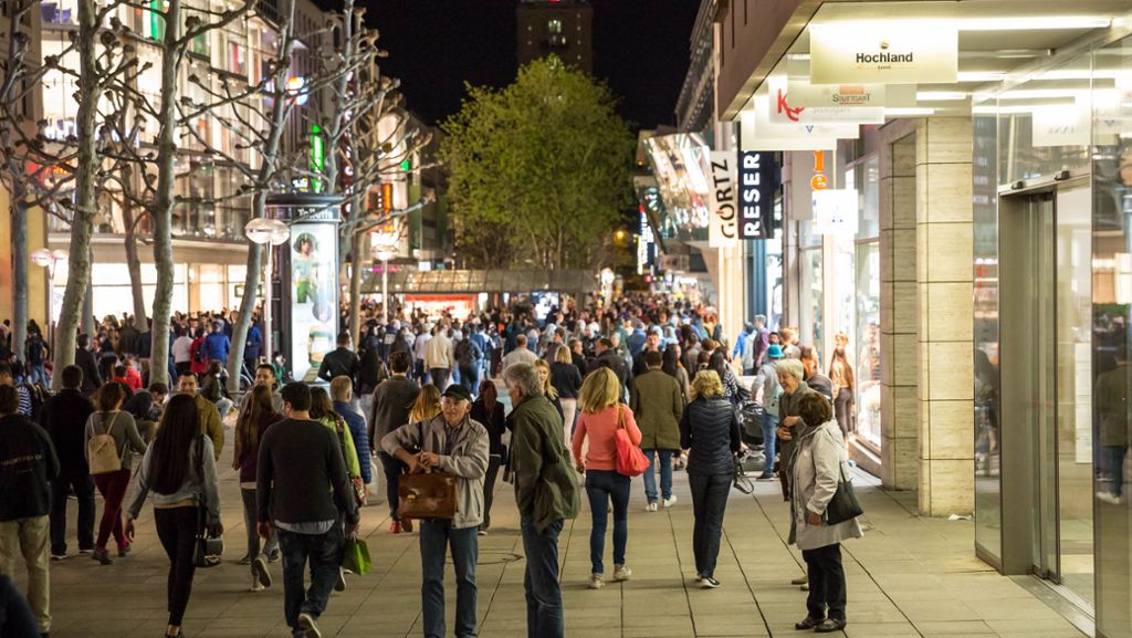  Das gute Wetter am Samstag hat den Händlern in Stuttgarts Innenstadt bei der langen Einkaufsnacht gute Umsätze beschert. Besonders zu später Stunde haben viele Kunden zugeschlagen. 