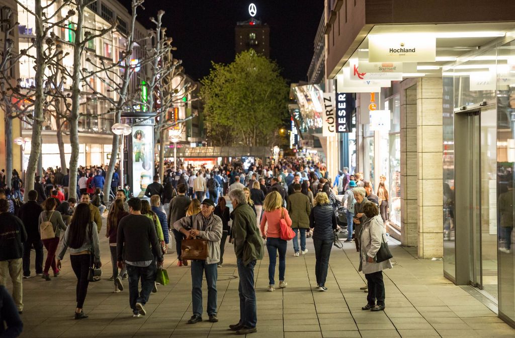 Die lange Einkaufsnacht unter dem Motto „Stuttgart City blüht“ wurde von den Kunden gut angenommen.