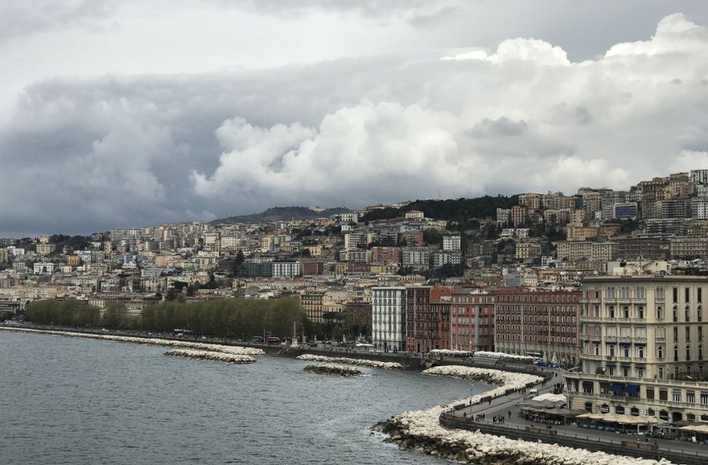 Blick auf die Küste und das Viertel Chiaia am Hang, das in Neapel zu den wohlhabenden Stadtteilen gehört