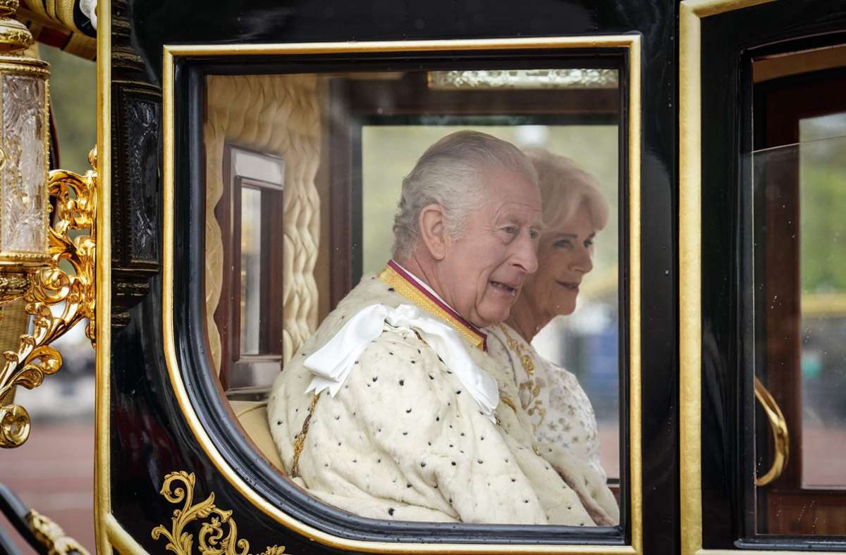 In der goldenen Kutsche auf dem Weg in die Westminster Abbey: König Charles III. und Königin Camilla