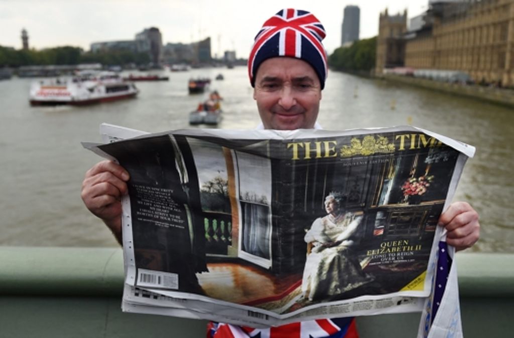 Ein Gratulant und Fan der Queen hält die Special-Edition der Times in den Händen.