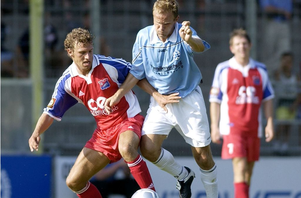DFB-Pokal, 2001: Stefan Minkwitz im Dress der Stuttgarter Kickers im Duell mit Markus Weinzierl. Der aktuelle VfB-Trainer war damals für die SpVgg Unterhaching am Ball.