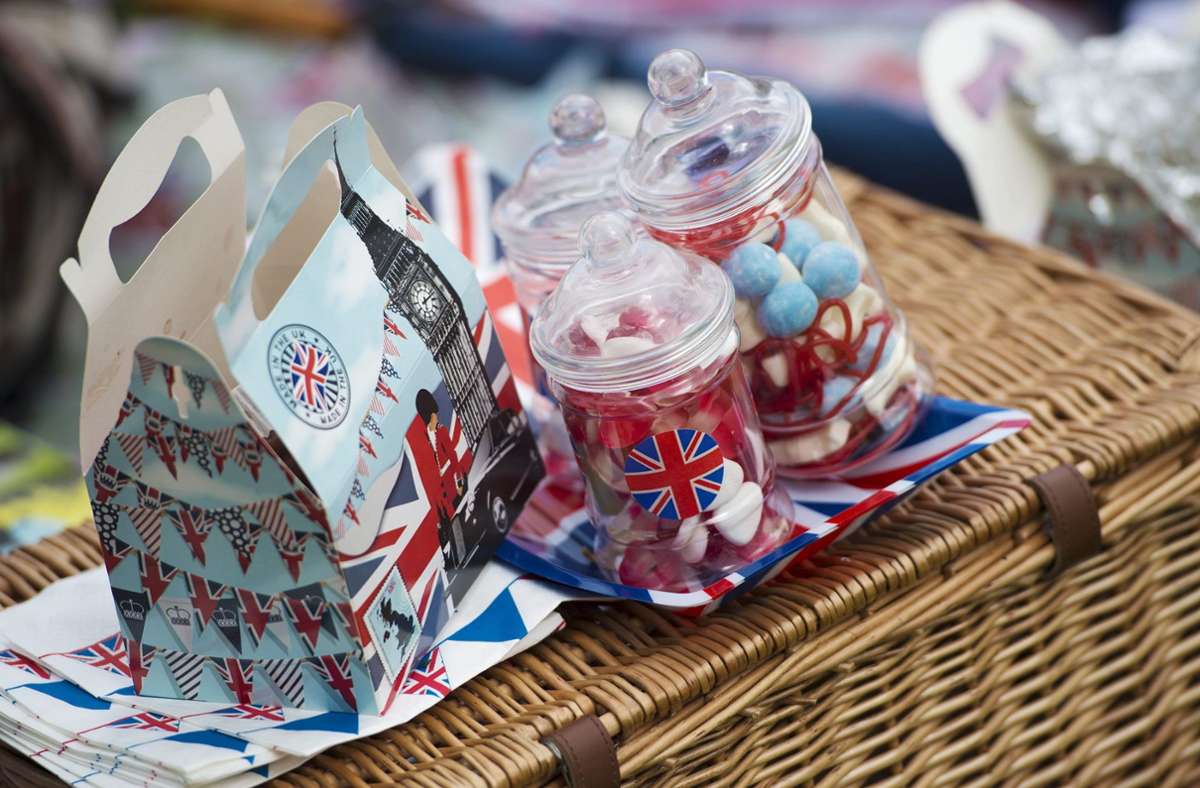 Anlässlich des Geburtstags von Queen Elizabeth picknicken die Briten im St. James Park, mitten in London.