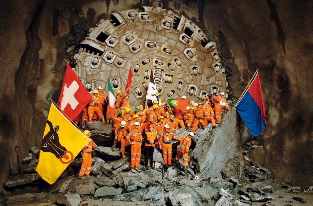 Bauarbeiter feierten den Durchschlag der Tunnelbohrmaschine in der Oströhre in der Nähe von Faido. (Archivfoto)