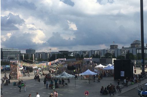 Die Böblinger Klimabänder wehen vor dem Hauptbahnhof in Berlin. Foto: Omas und Opas for future
