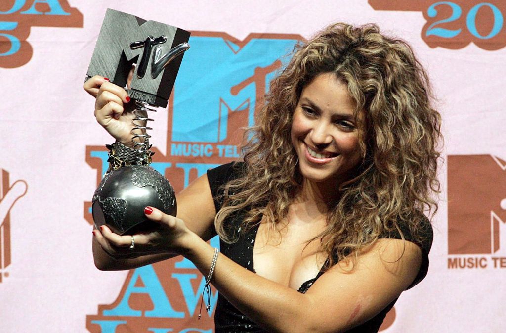 Den Durchbruch im internationalen Musikgeschäft gelang Shakira 2001 mit ihrem ersten bilingualen Album und vor allem den englischen Singleauskopplungen der Songs „Whenever, Wherever“ und „Underneath Your Clothes“. Schnell räumte die Sängerin einen Preis nach dem anderen ab. 2002 und 2005 jeweils fünf MTV Latinoamérica Awards, einen American Music Award als „Best Latin Artist“ und drei Billboard Music Awards.