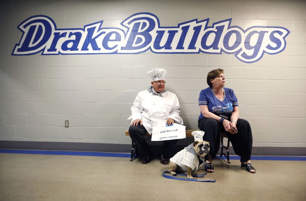 Hat überhaupt nichts mit dem Drake-Fluch zu tun, ist aber ein überragendes Foto: Die Drake University in Iowa hat eine Bulldogge als Maskottchen.