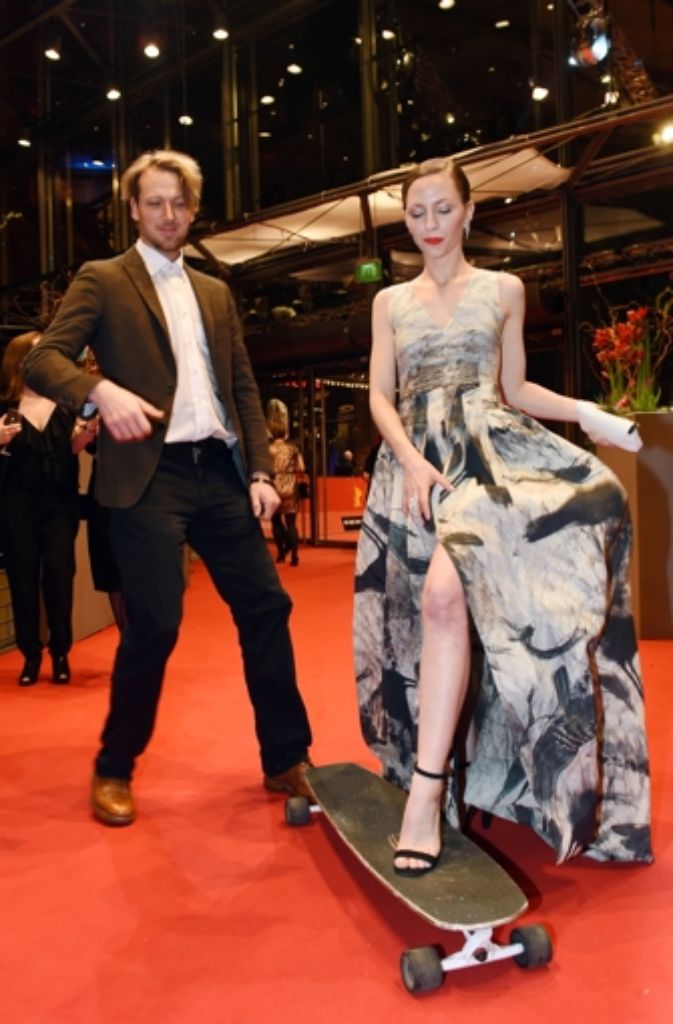 Katharina Schüttler in einem Kleid von H&M und der Gründer von Boards without Borders Gottfried Kube.